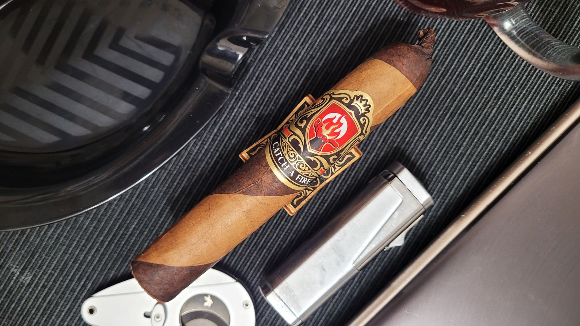 Read more about the article Catch a Fire Double Capa Robusto. Cygaro z jamajskimi korzeniami