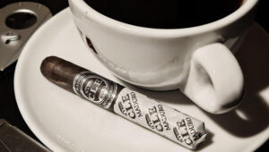 Read more about the article CLE Maduro 440 Short Corona. Cygaro intensywne jak espresso